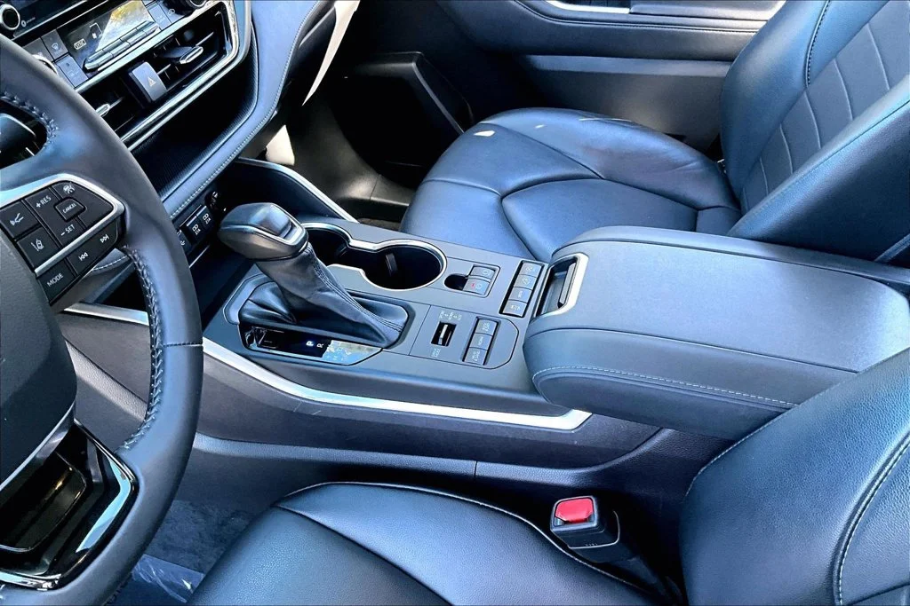 Used 2021 Silver Toyota XLE image 22