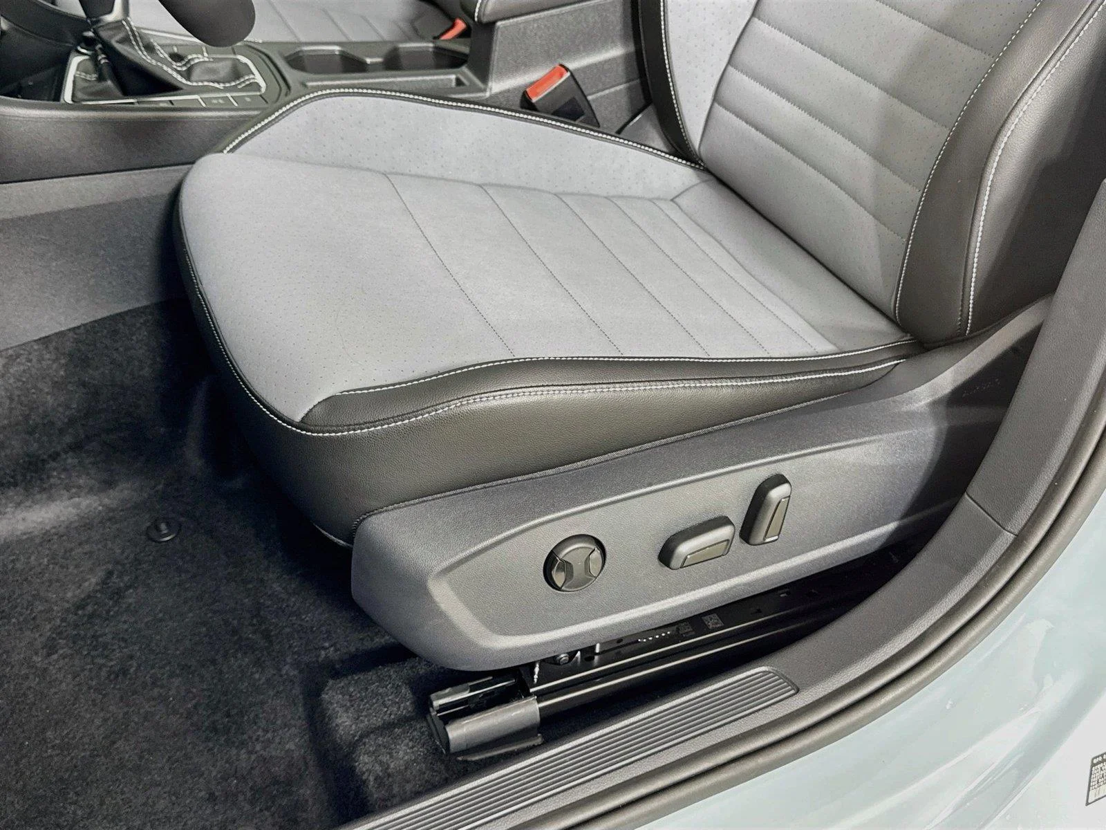 New 2027 GRAY Volkswagen SE image 18
