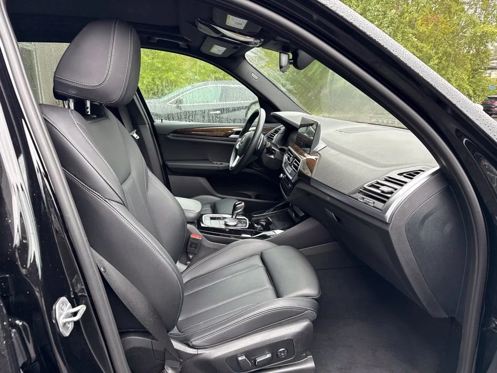Used 2024 Black BMW xDrive30i image 9