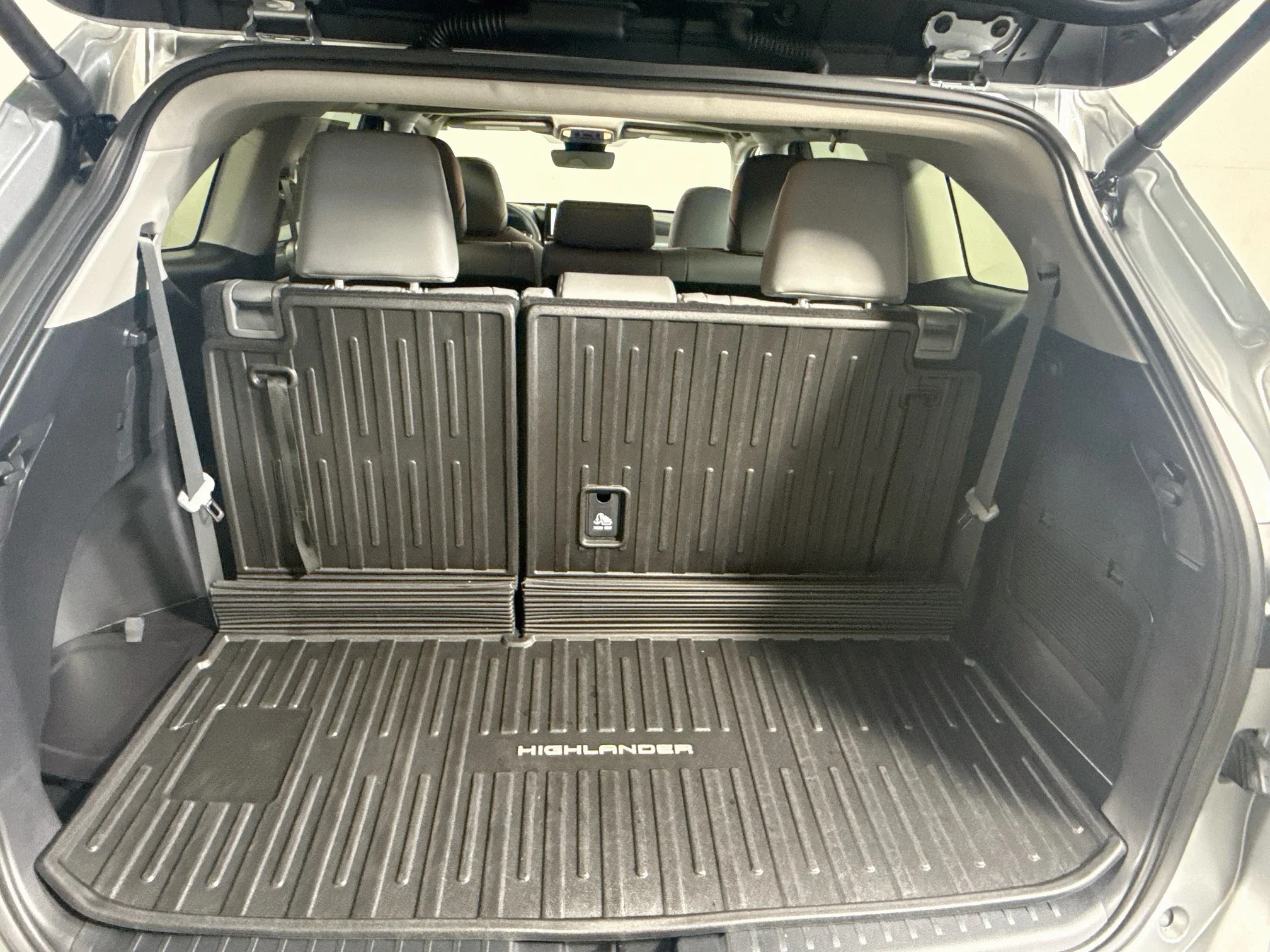 Used 2025 Celestial Silver Metallic Toyota Hybrid XLE image 27