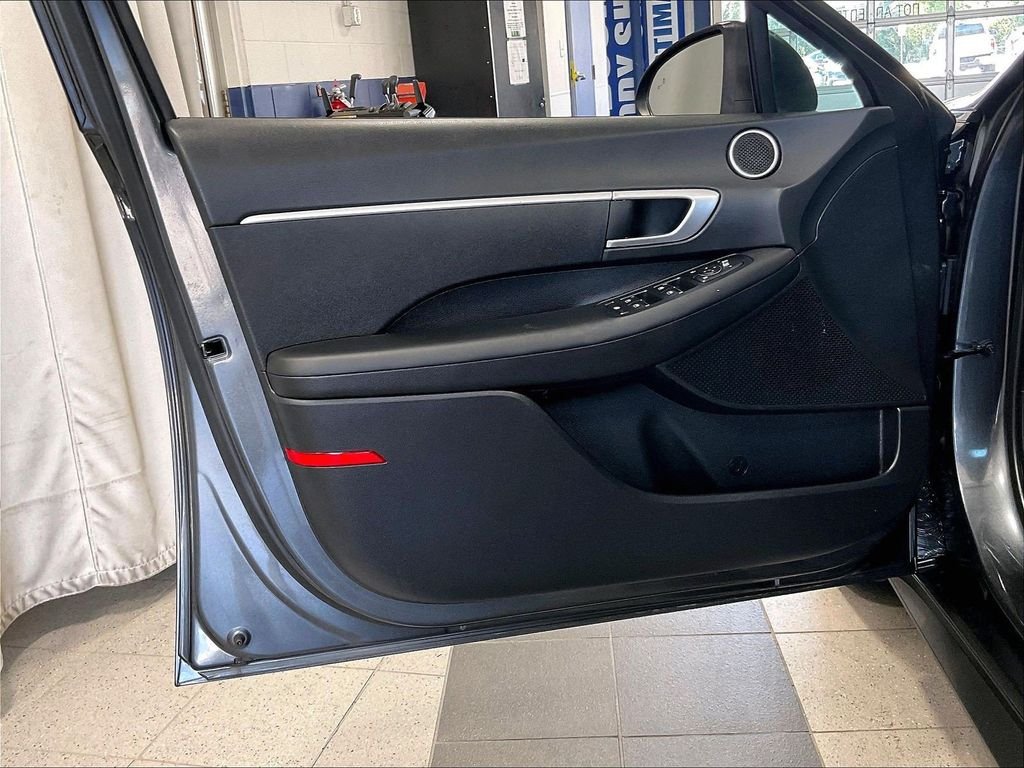 Used 2023 Gray Hyundai SE image 9