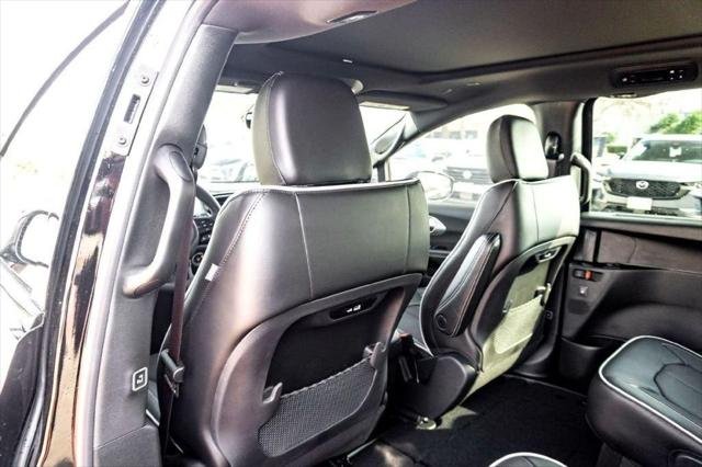 New 2026 Diamond Black Crystal Pearl-Coat Exterior Paint Chrysler Limited image 19