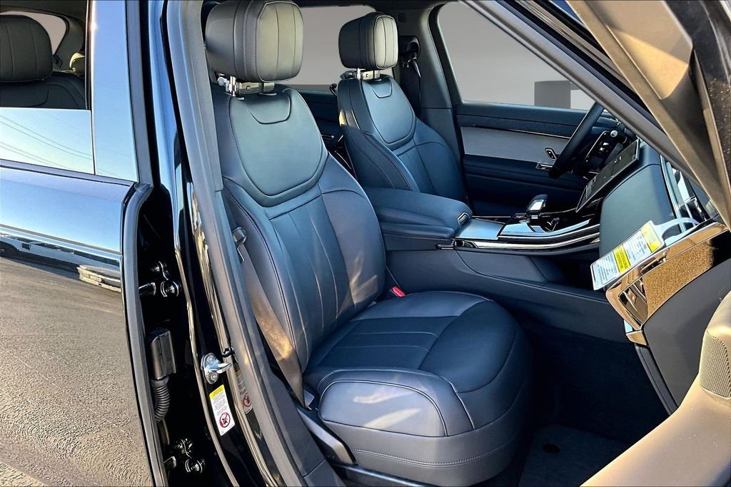 New 2026 SANTORINI BLACK Land Rover SE image 11