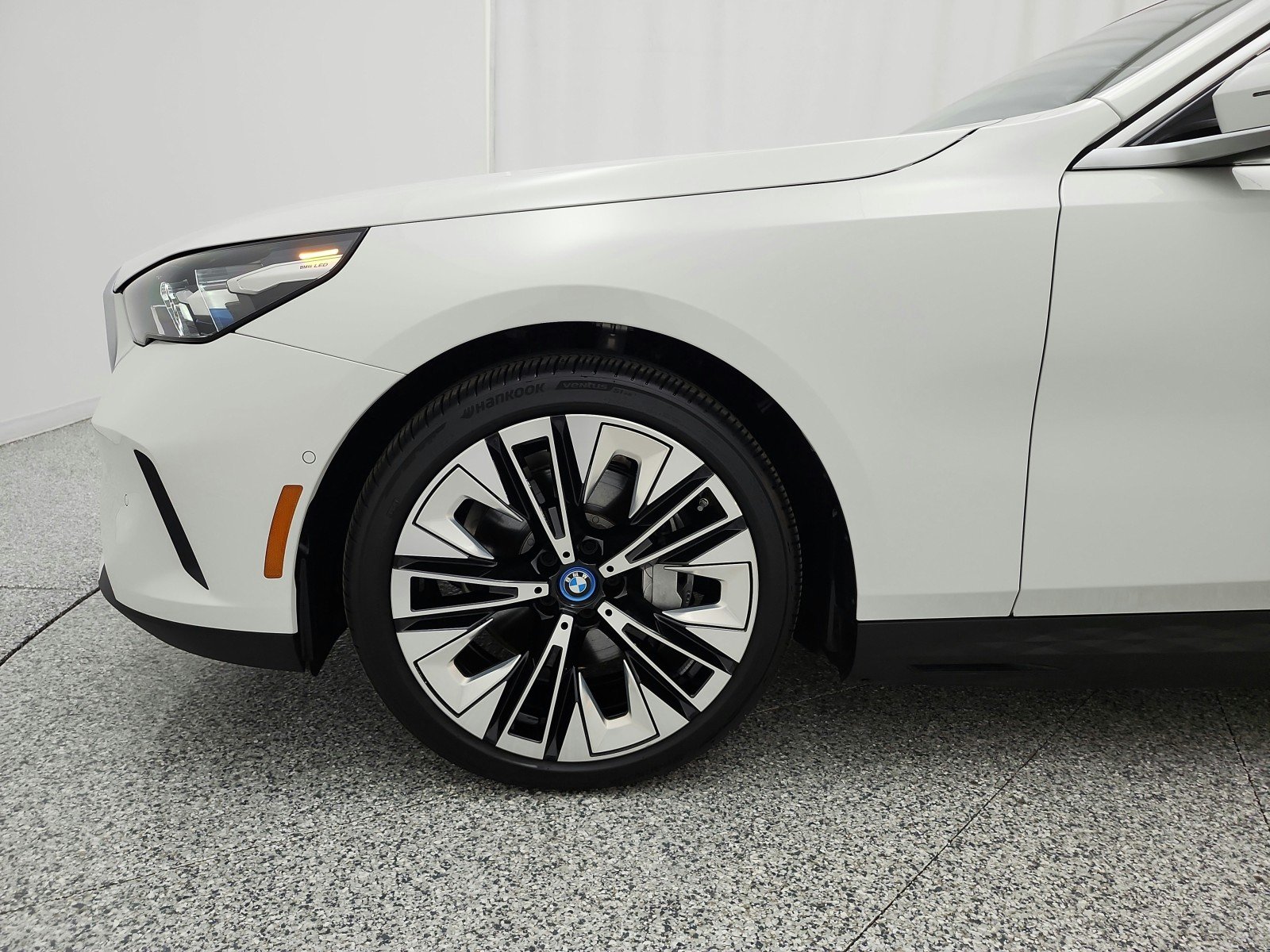 Used 2025 Alpine White BMW xDrive40 image 17