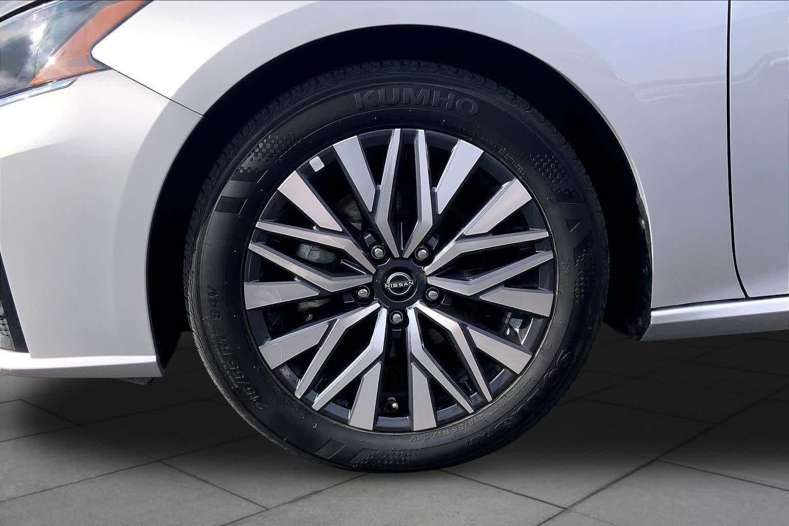 Used 2025 Brilliant Silver Metallic Nissan SV image 11