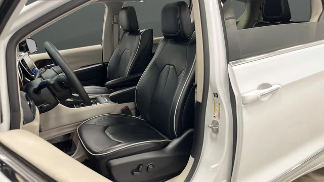 Used 2023 Bright White Clearcoat Chrysler Limited image 9