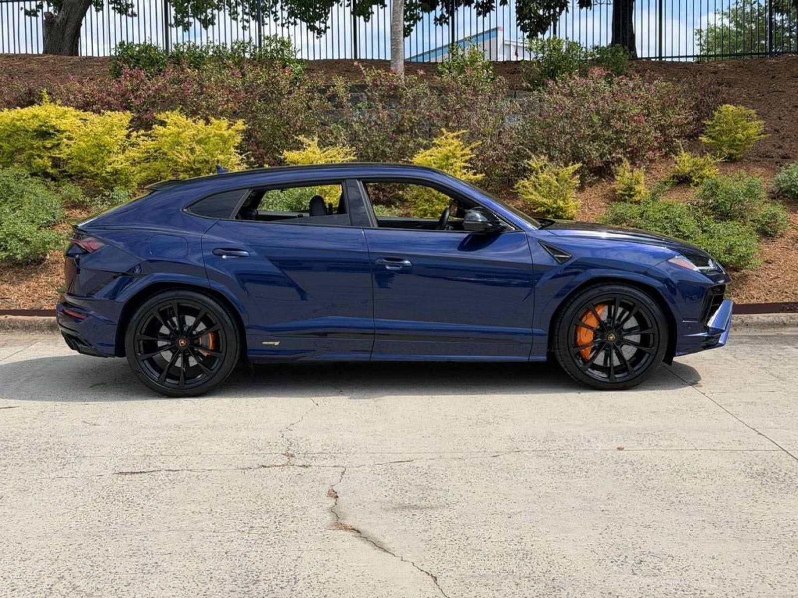 Used 2023 Blu Astraeus Metallic Lamborghini S image 3
