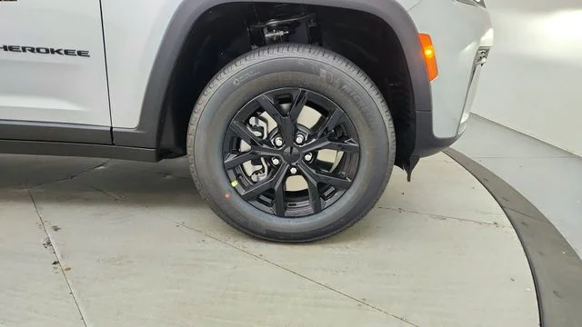 New 2026 Silver Zynith Exterior Paint Jeep Altitude image 13