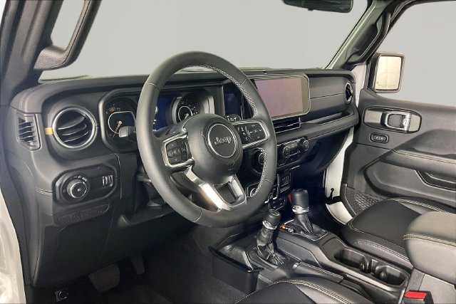 Used 2025 White Jeep Sahara image 11