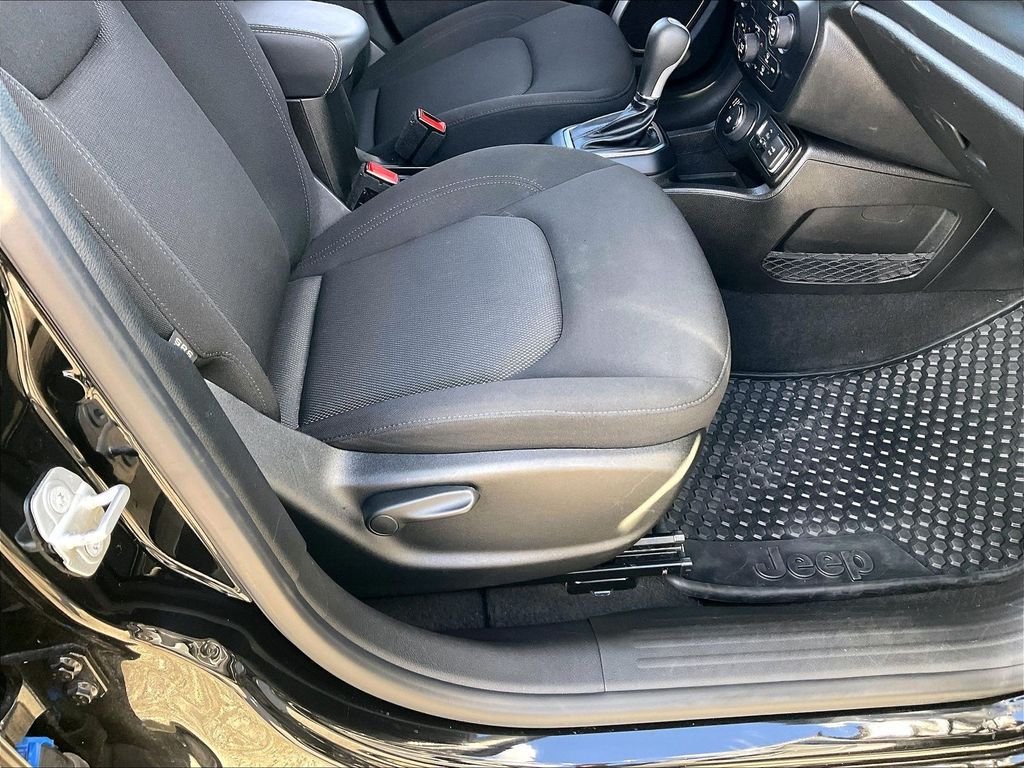 Used 2023 Black Clearcoat Jeep Latitude image 32