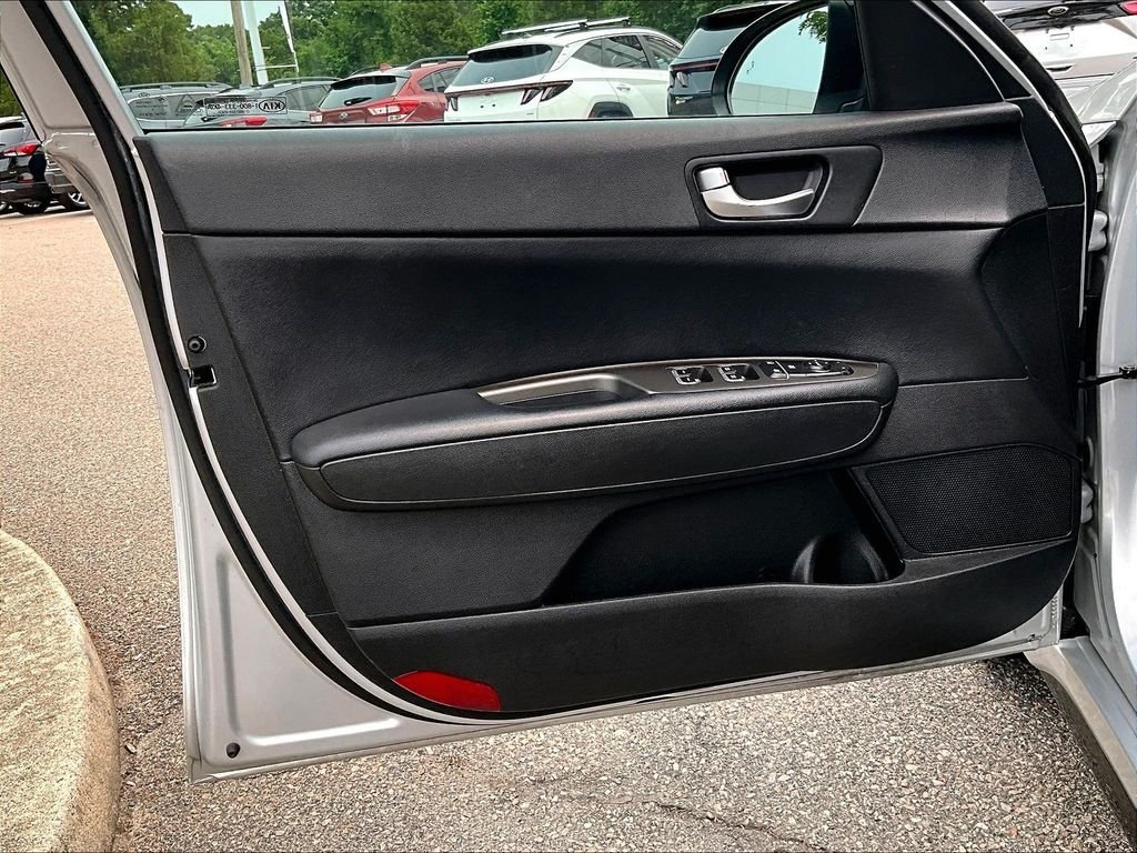 Used 2020 Silver Kia SE image 9