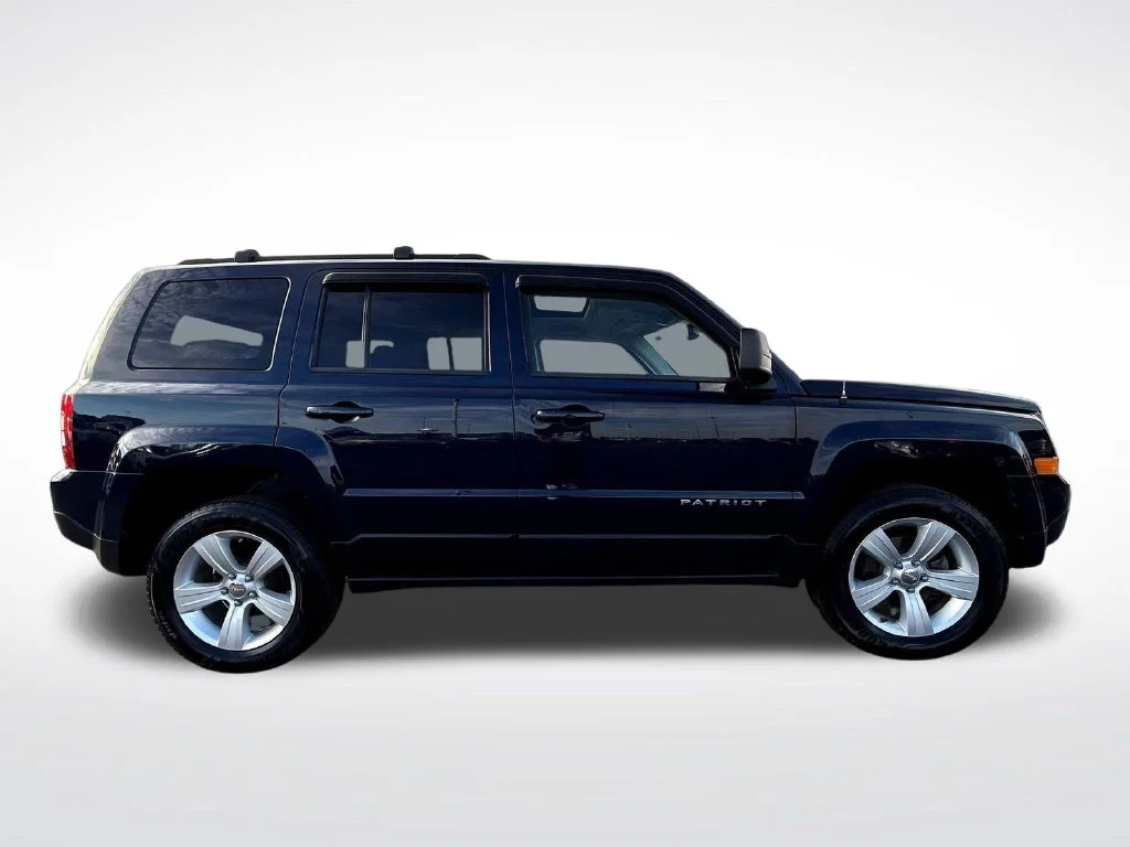 Used 2015 True Blue Pearlcoat Jeep Latitude image 12