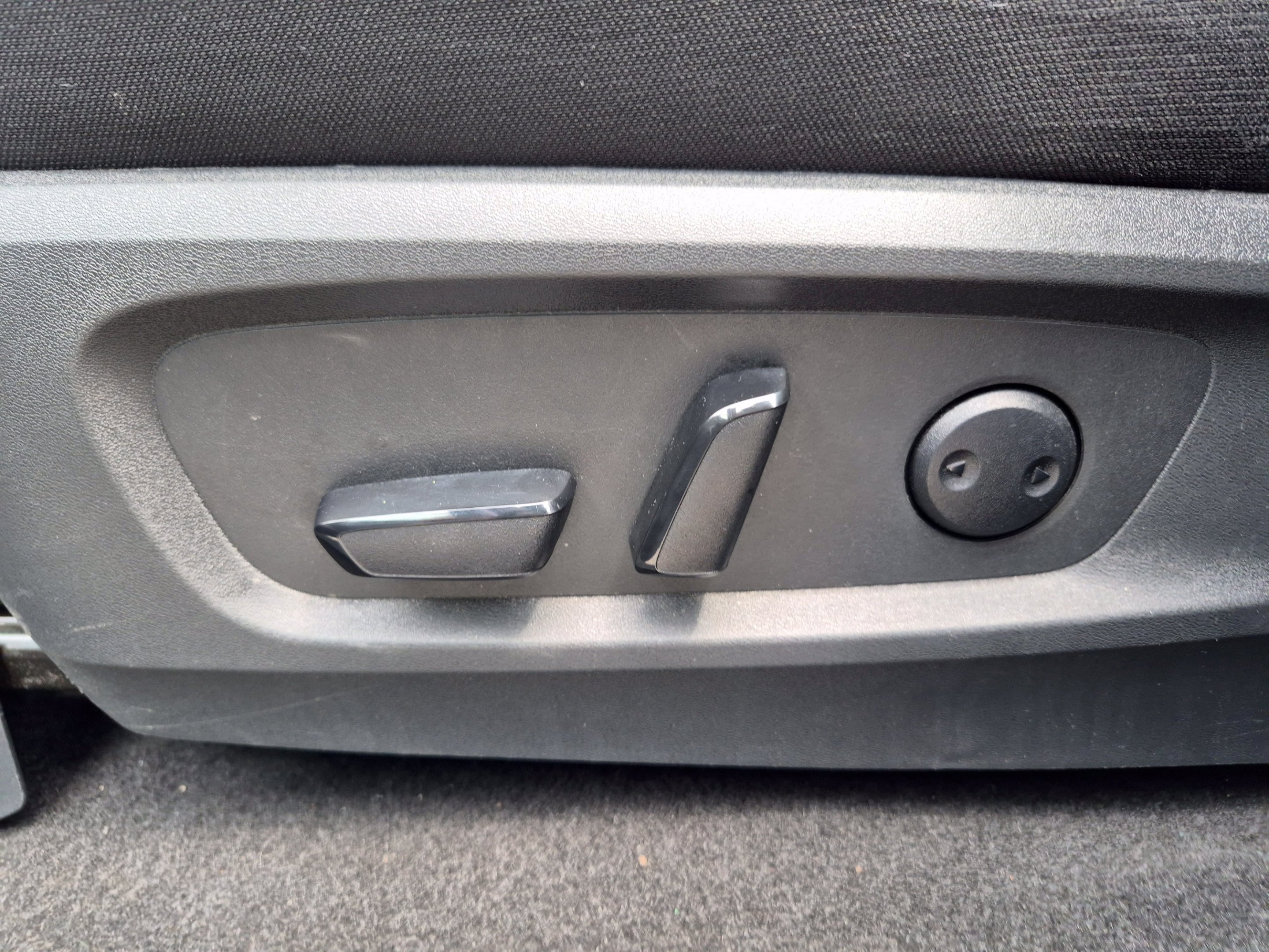 2025 Nissan Pathfinder SV - Photo 16
