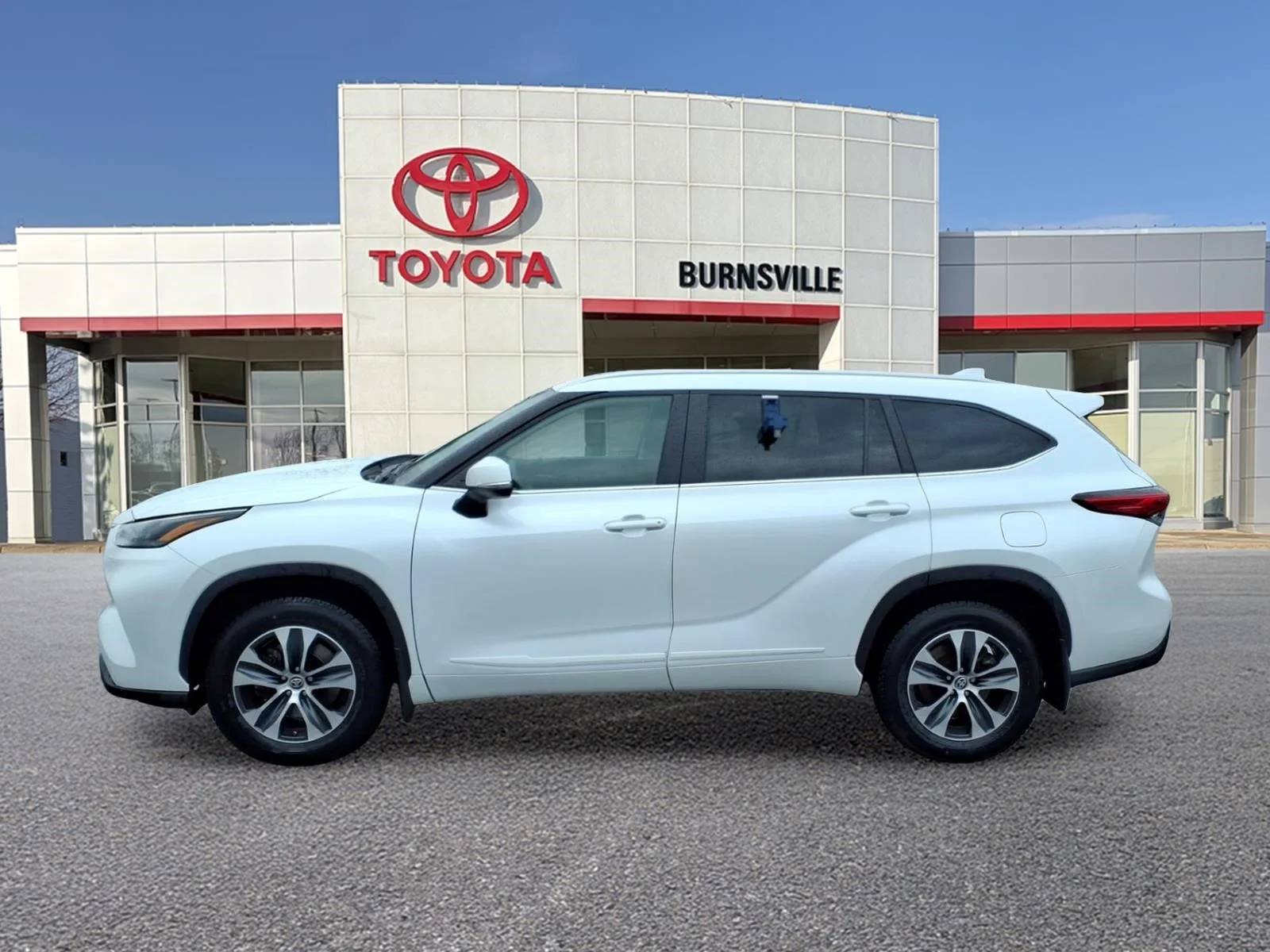 Used 2023 Beige Toyota XLE image 7