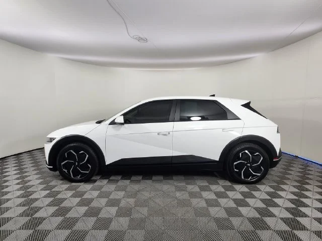 Used 2024 White Hyundai SEL image 2