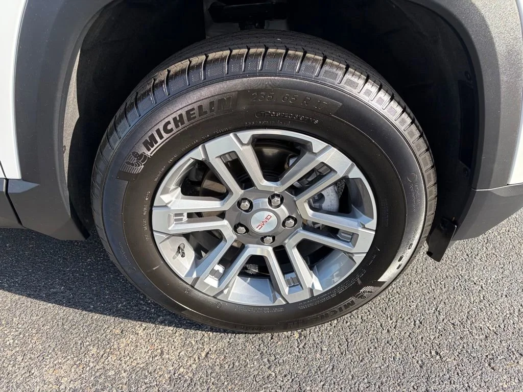 Used 2025 Summit White GMC Elevation image 10