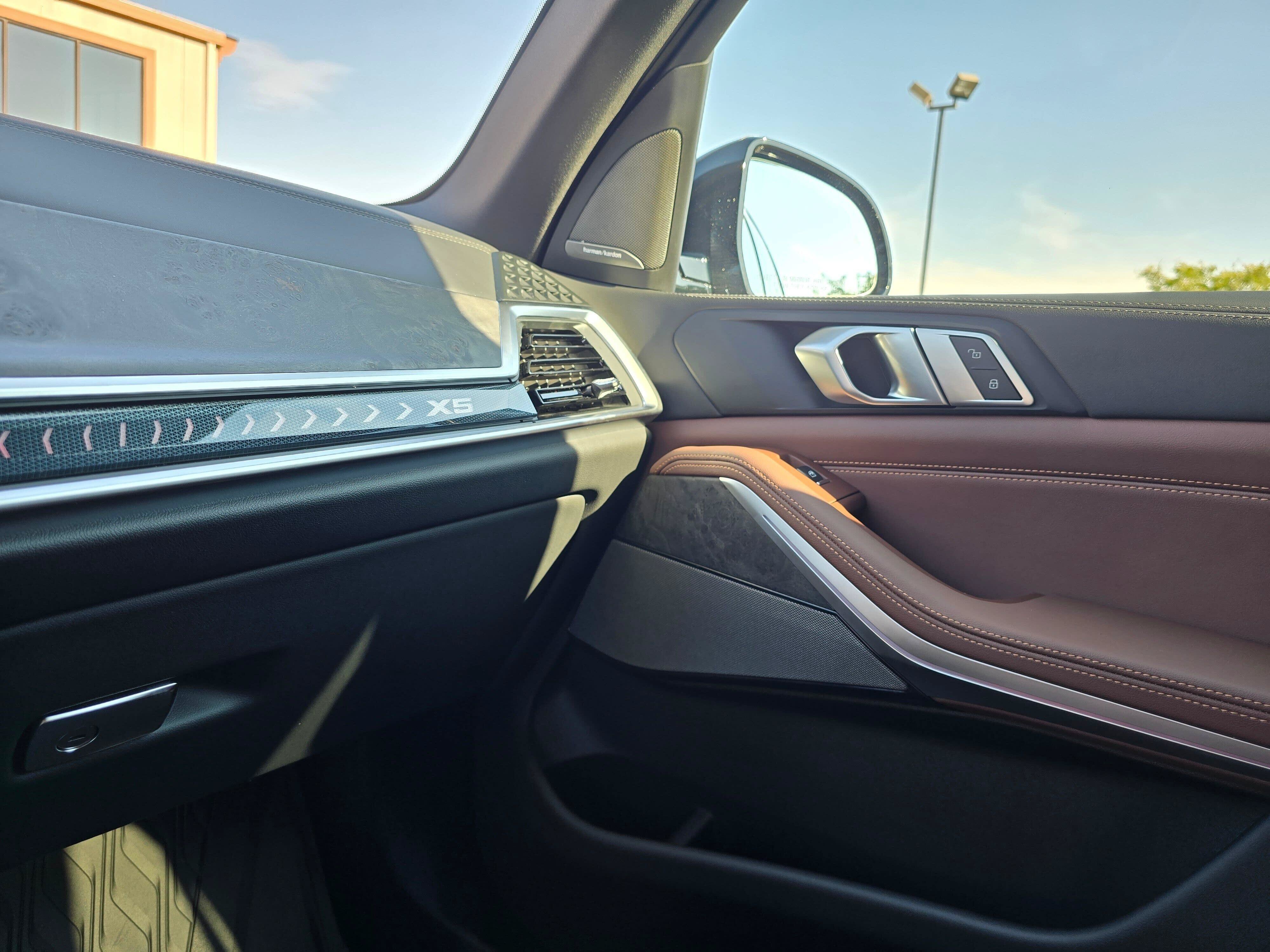 New 2026 Manhattan Green Metallic BMW xDrive50e image 25
