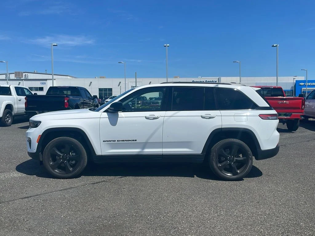 Used 2023 Bright White Jeep Limited image 4
