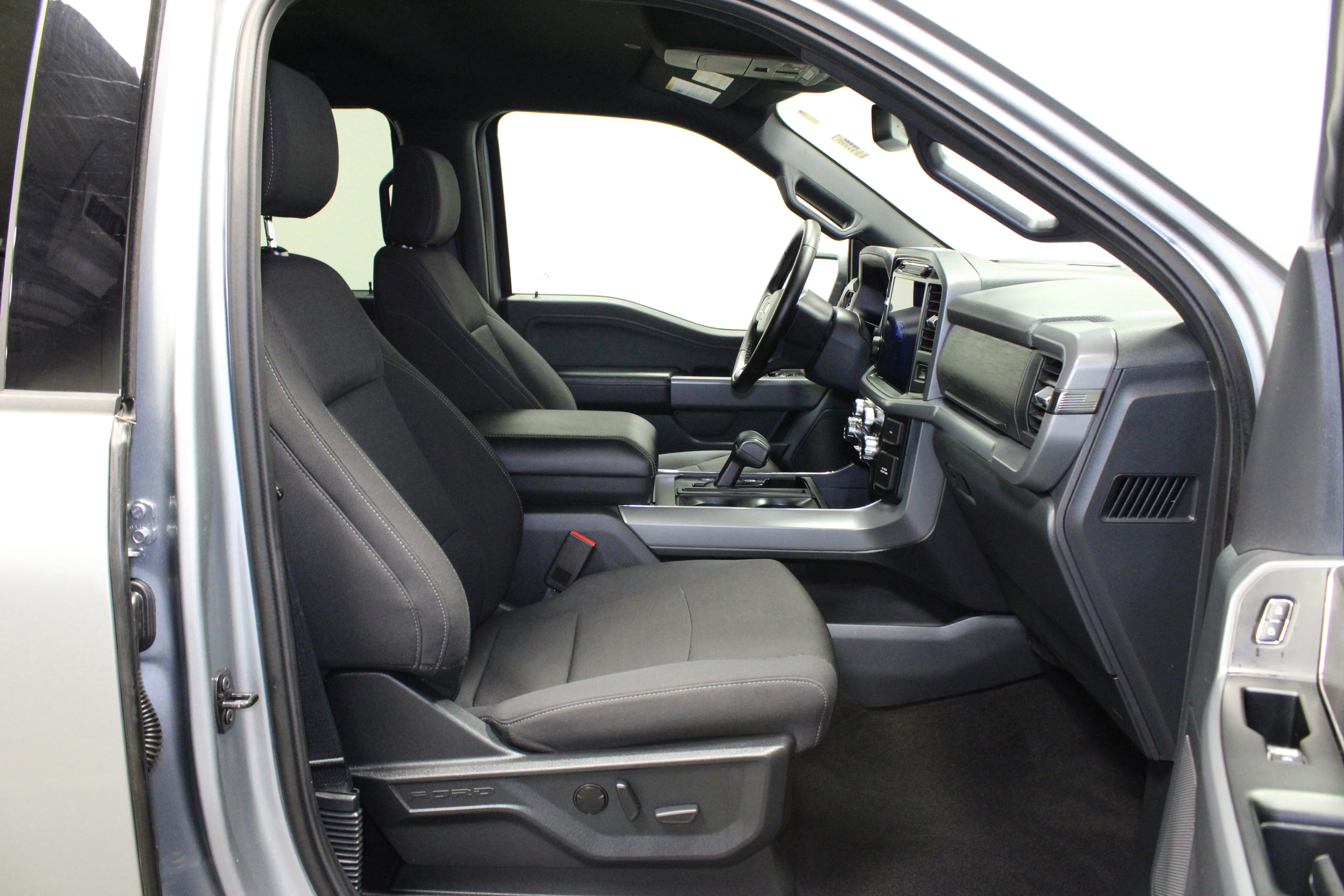 Used 2025 Silver Metallic Ford XLT image 17