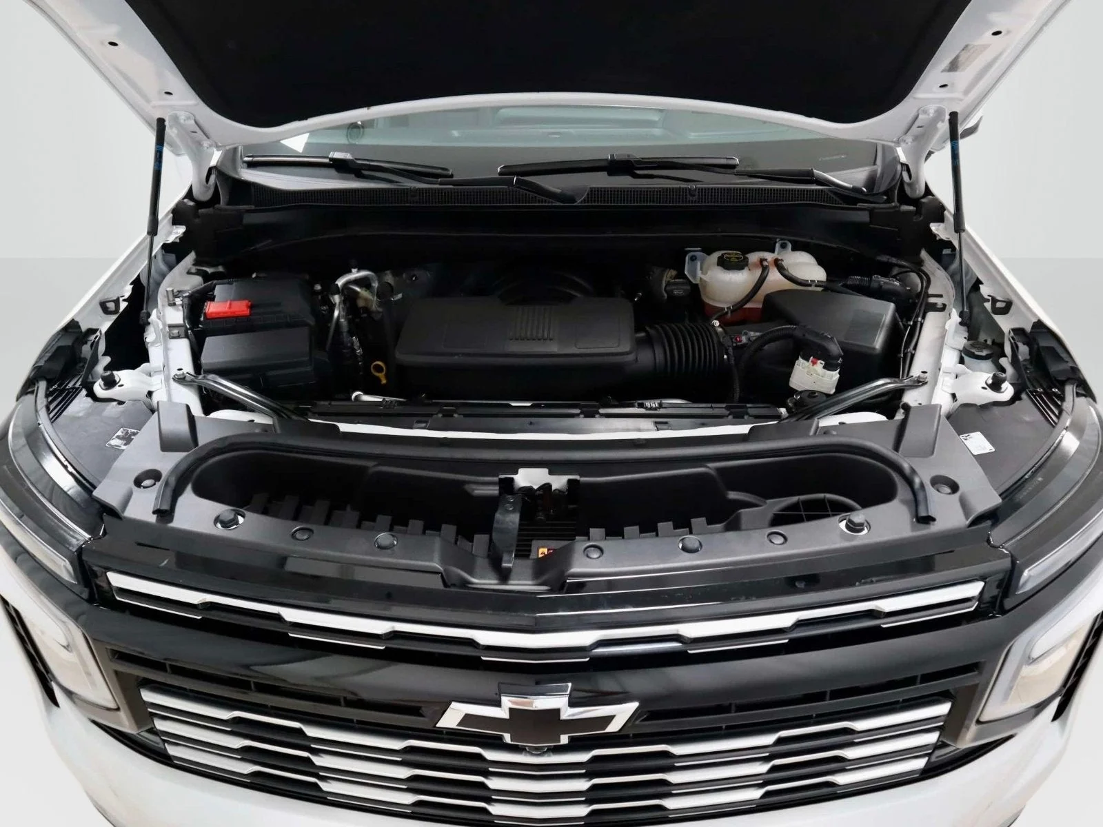 Used 2025 Iridescent Pearl Tricoat Chevrolet High Country image 9