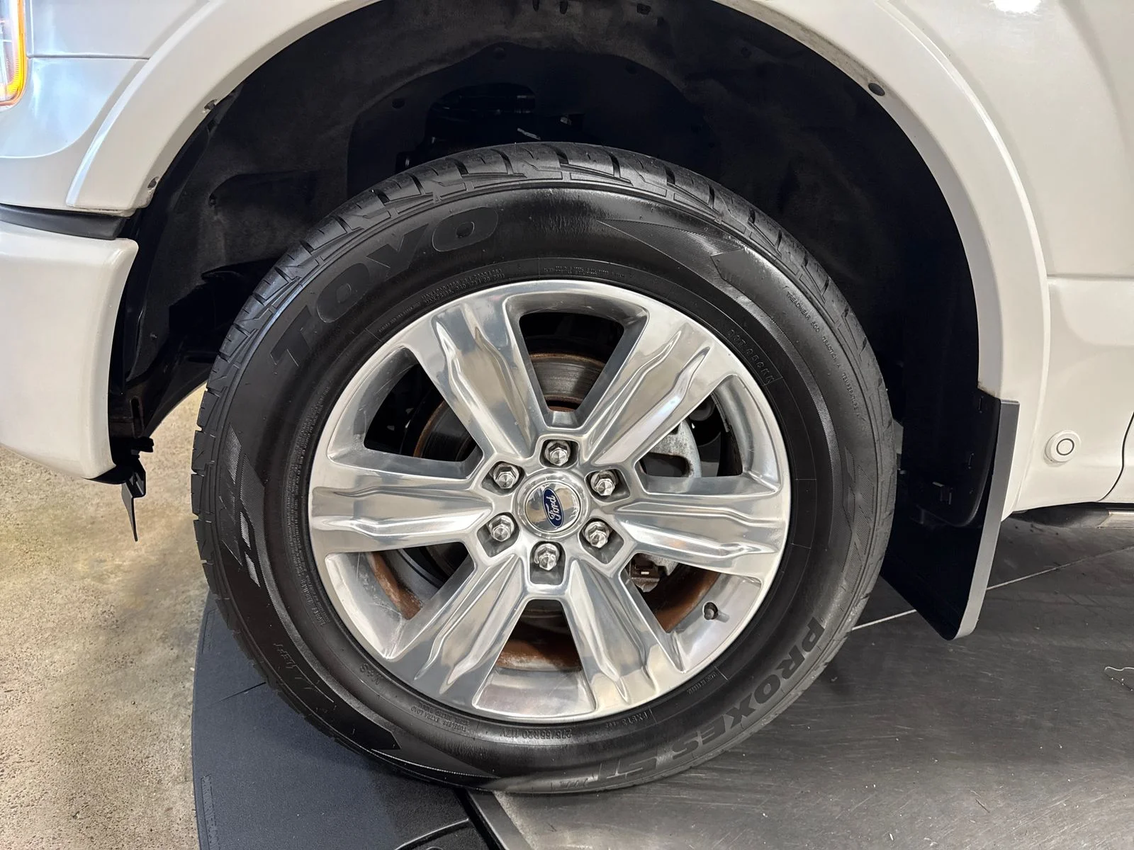 2016 Ford F-150 Platinum - Photo 2