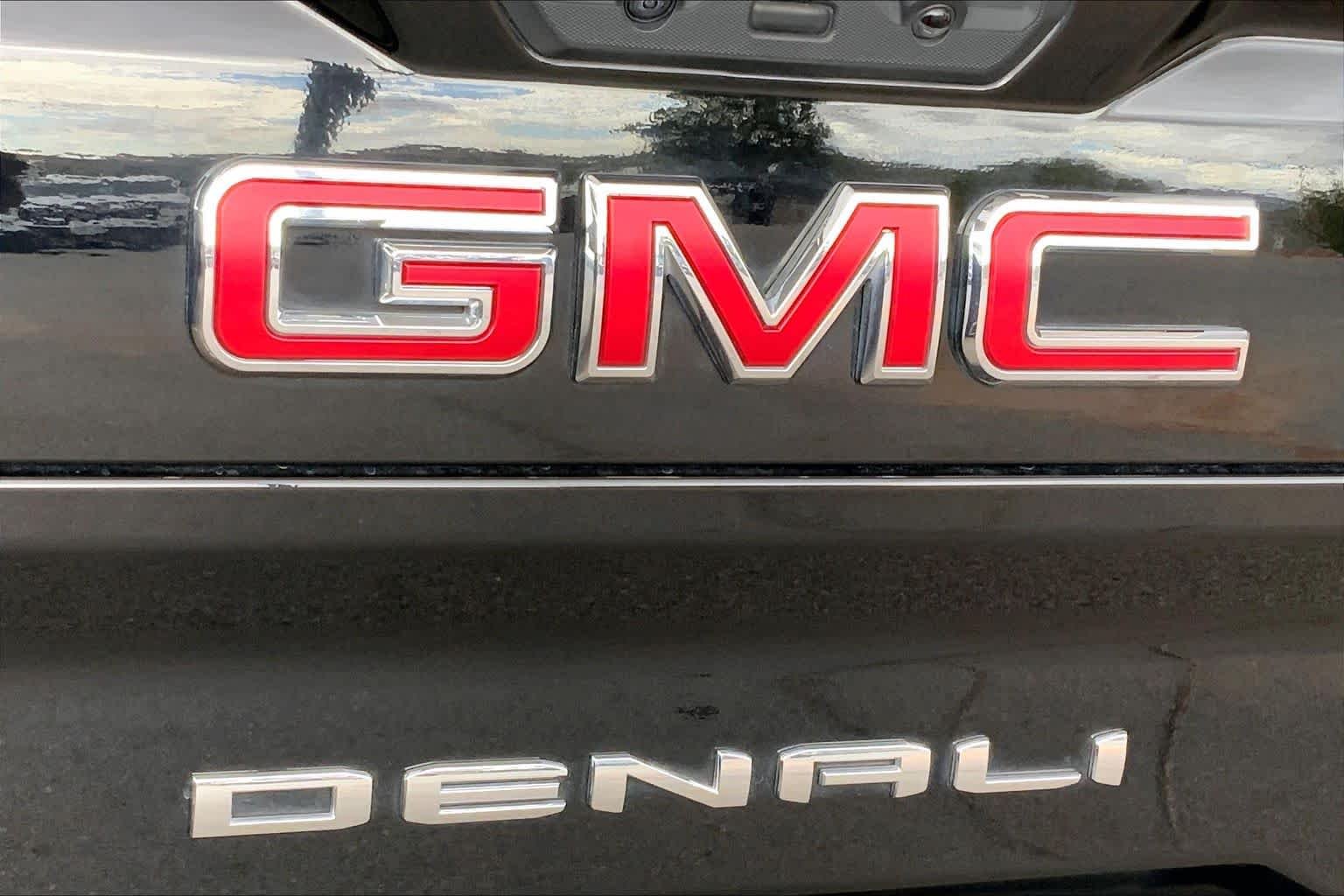 Used 2025 Onyx Black GMC Denali image 31