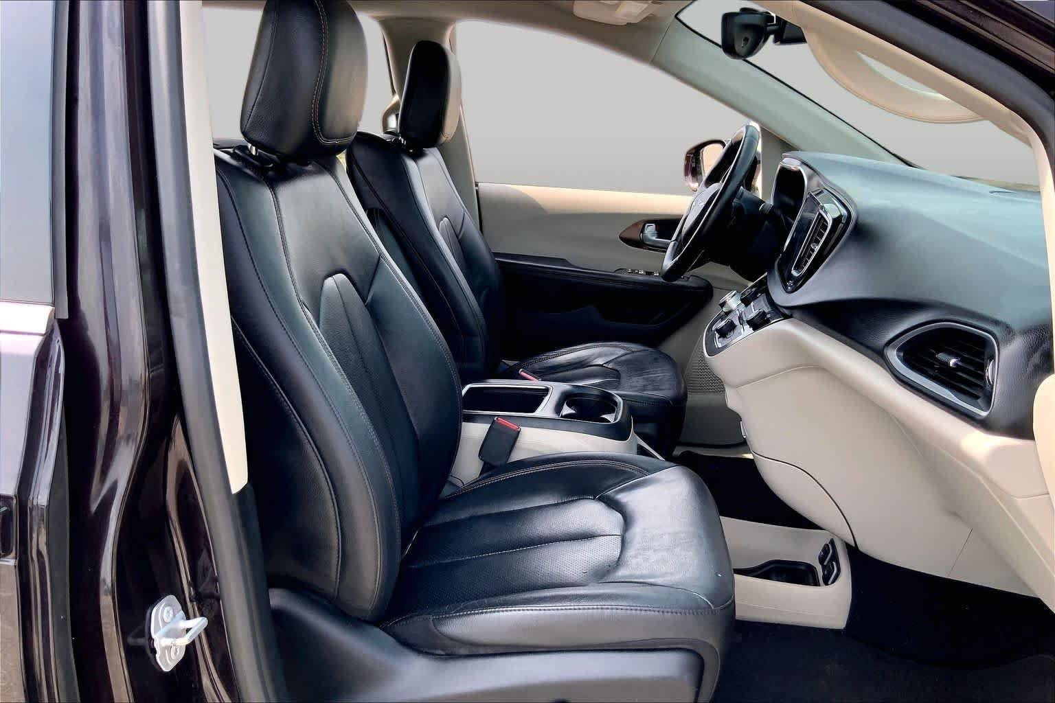 Used 2017 Dark Cordovan Pearlcoat Chrysler Touring-L Plus image 9