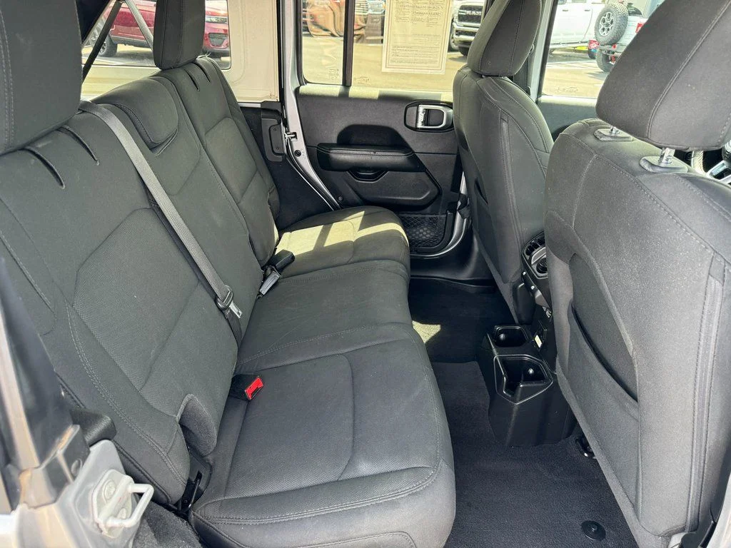 Used 2020 Silver Jeep Unlimited Sahara image 17