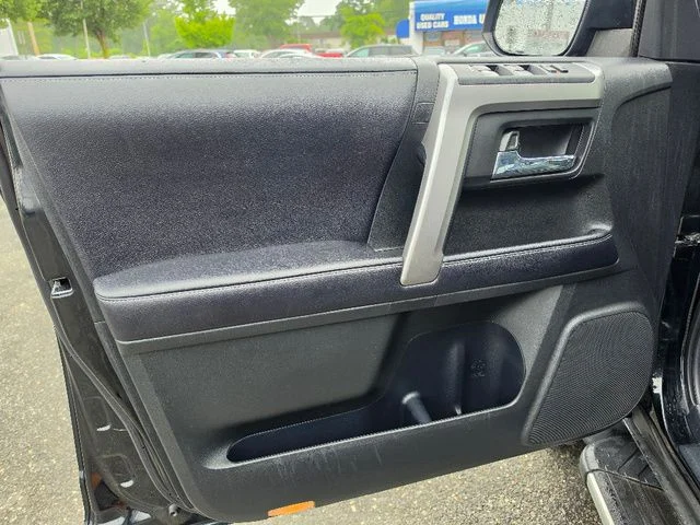 Used 2018 Midnight Black Metallic Toyota SR5 image 19