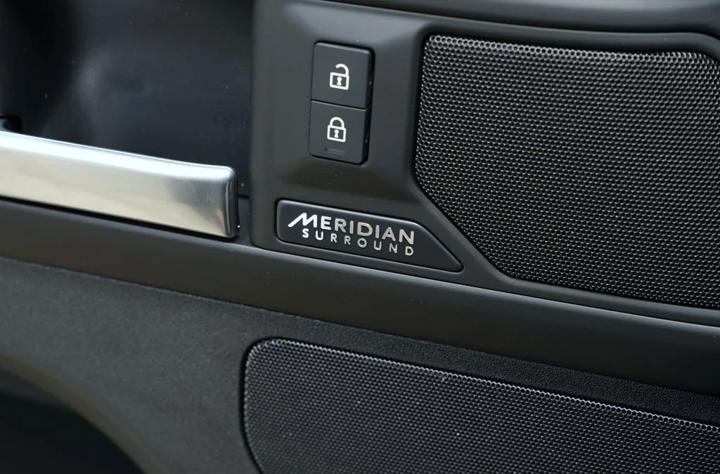 New 2026 Santorini Black Land Rover X-Dynamic SE image 12