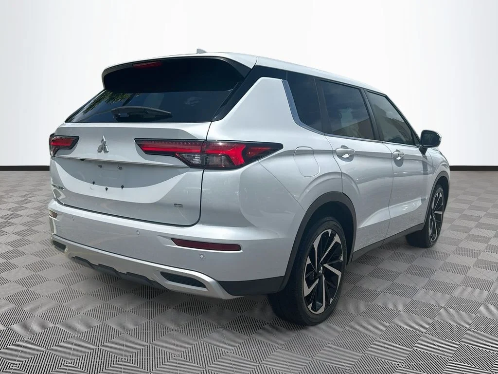 Used 2022  Mitsubishi  image 6