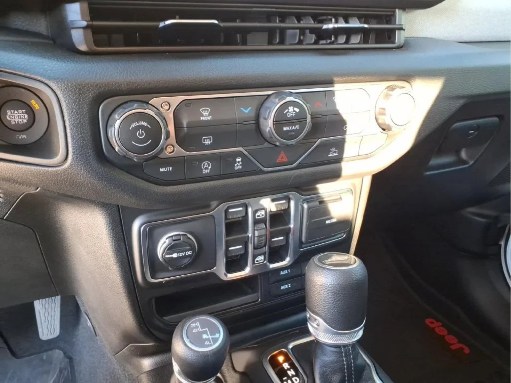 Used 2025 White Jeep Sport S image 25