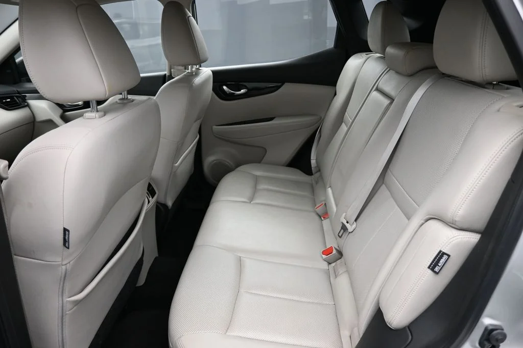Used 2021 Silver Nissan SL image 12