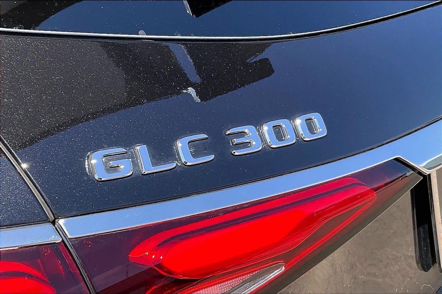 Used 2025 Obsidian Black Metallic Mercedes-Benz GLC 300 image 17