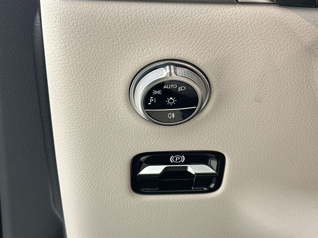 New 2026 Verde Silver Metallic Mercedes-Benz GLC 300 image 10