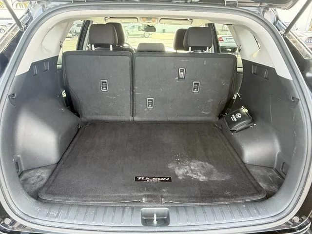 Used 2020 Black Hyundai SE image 14
