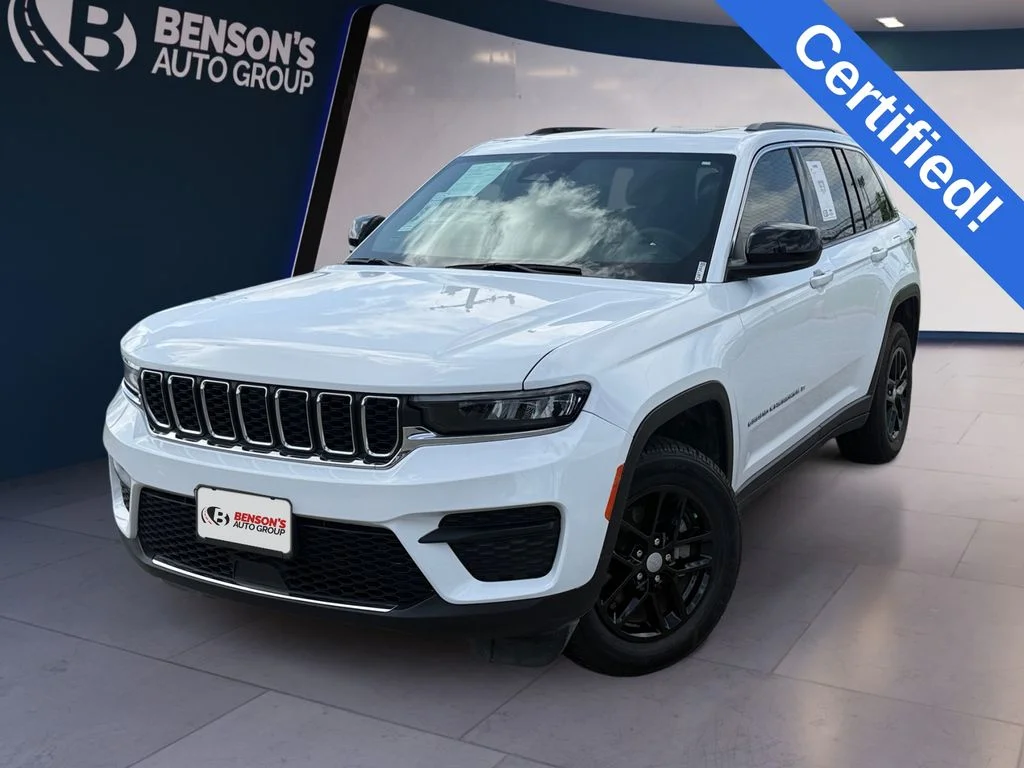 Used 2025 White Jeep Laredo X image 1