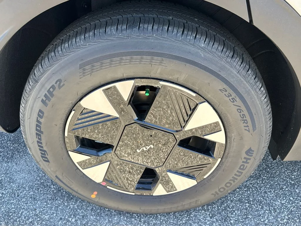 New 2026 Steel Gray Kia LX image 17