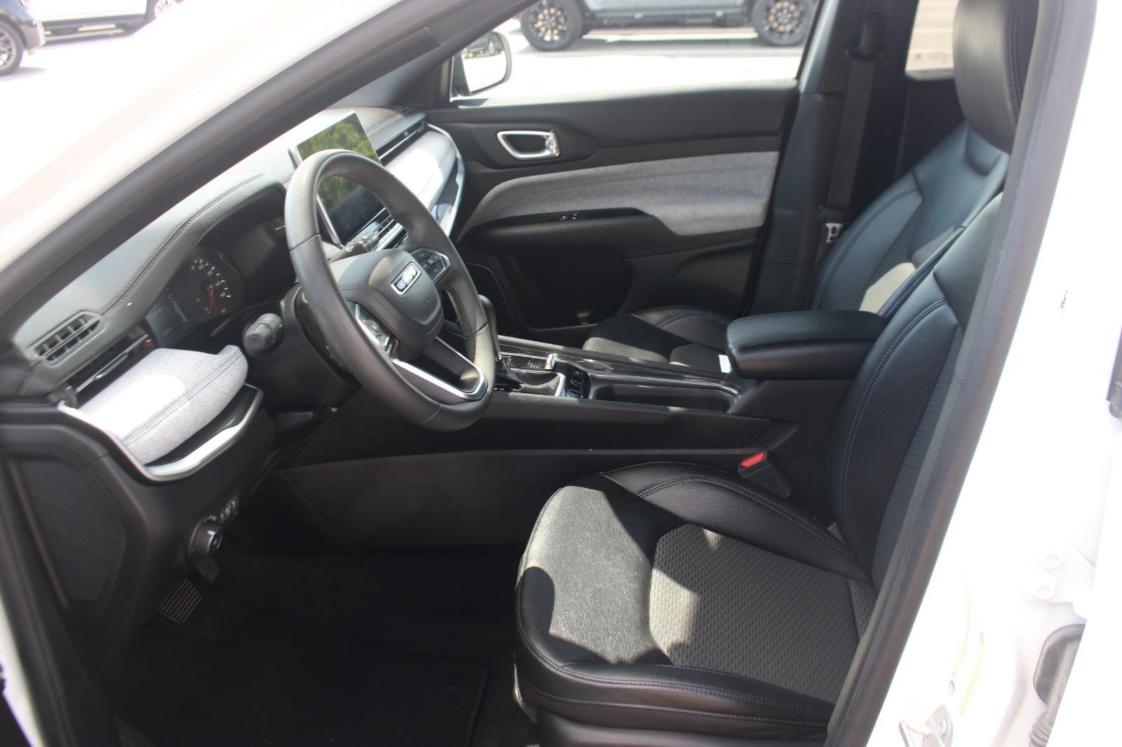 Used 2024 White Jeep Latitude image 14