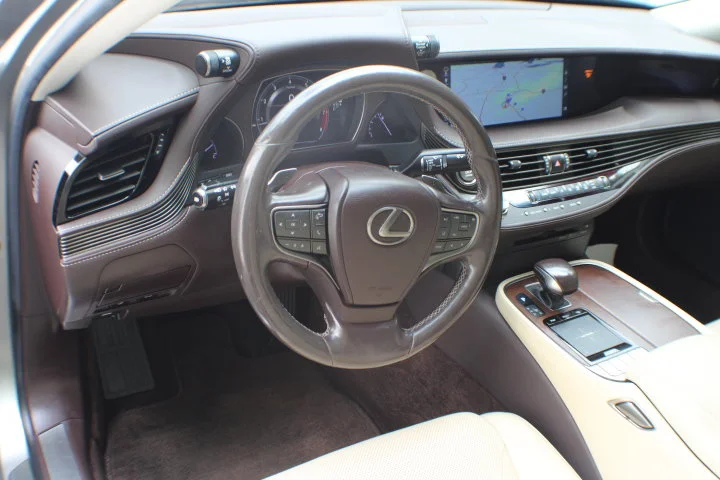Used 2018  Lexus  image 8