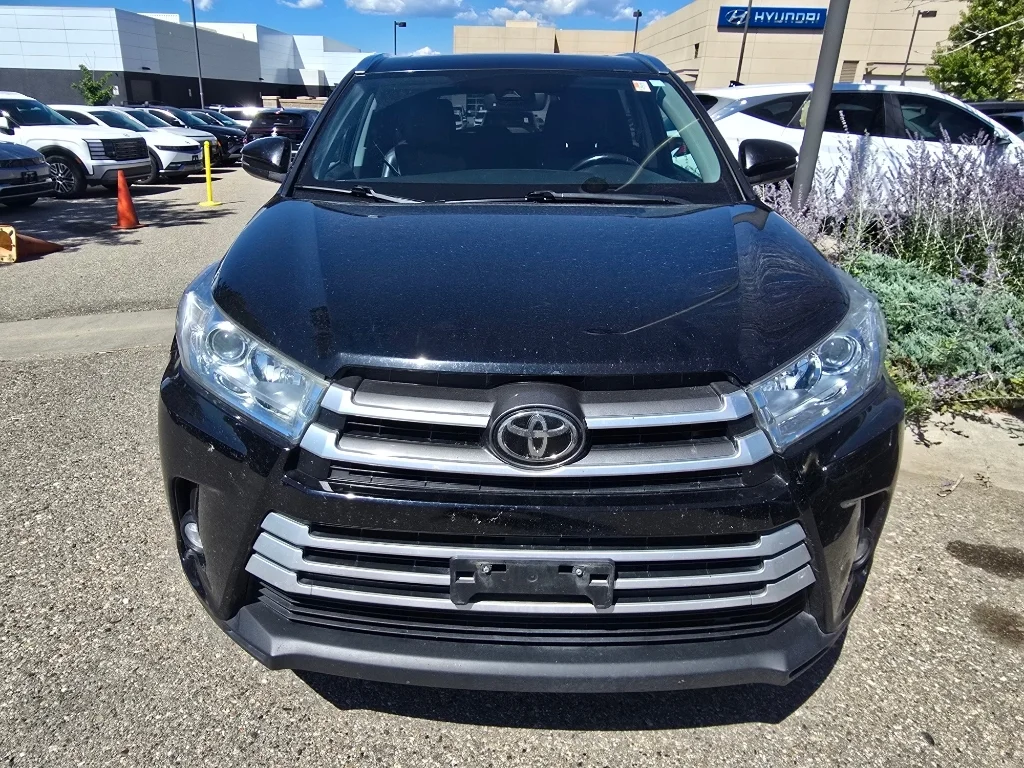 Used 2019 Midnight Black Metallic Toyota XLE image 7