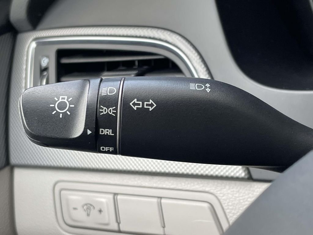 Used 2017 White Hyundai Base image 21
