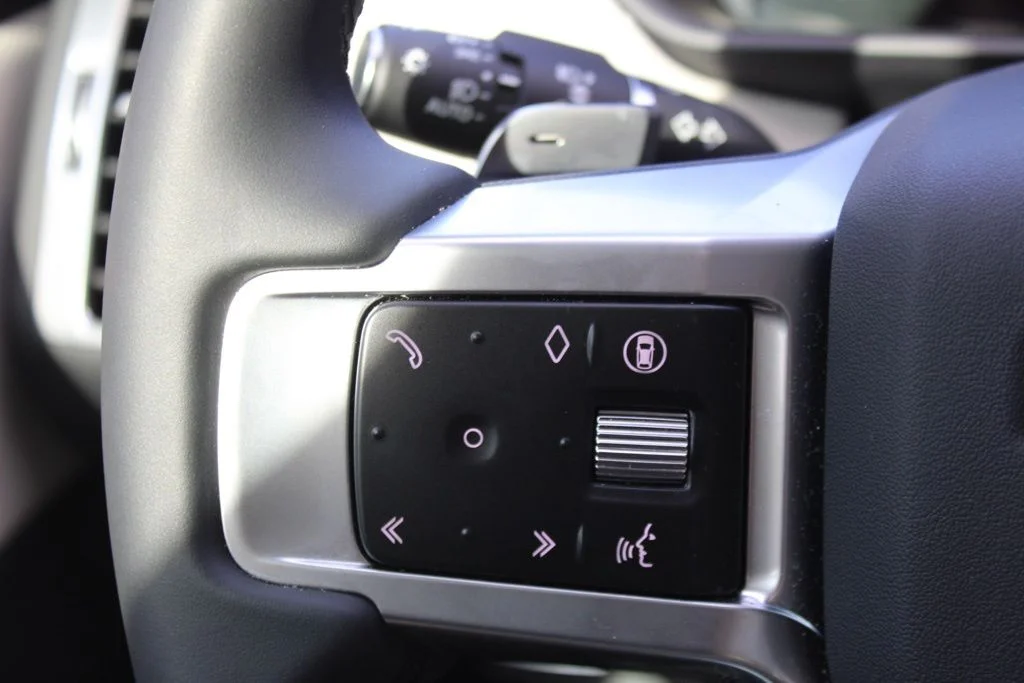 Certified Used 2025  Land Rover Dynamic SE image 18