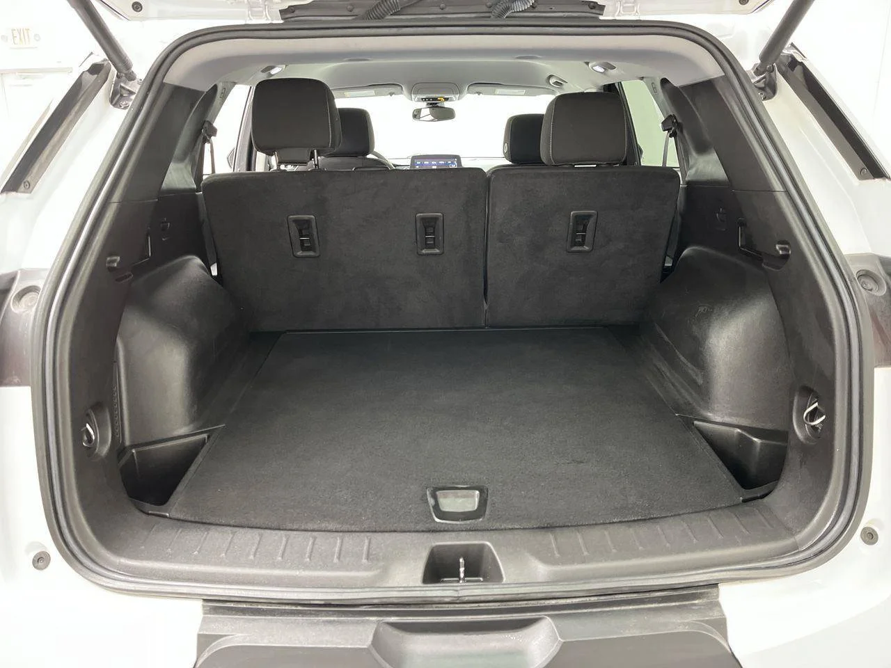 Used 2023 Summit White Chevrolet 2LT image 31