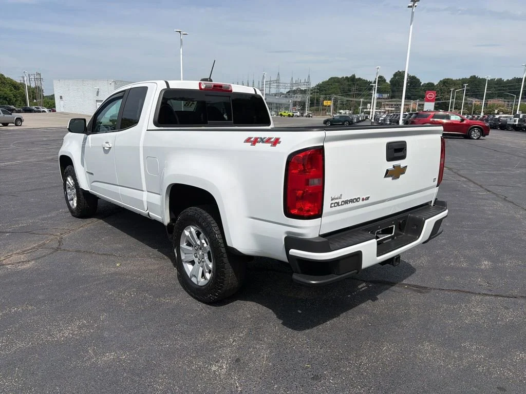 Used 2018 SUMMIT WHITE Chevrolet 4WD LT image 3