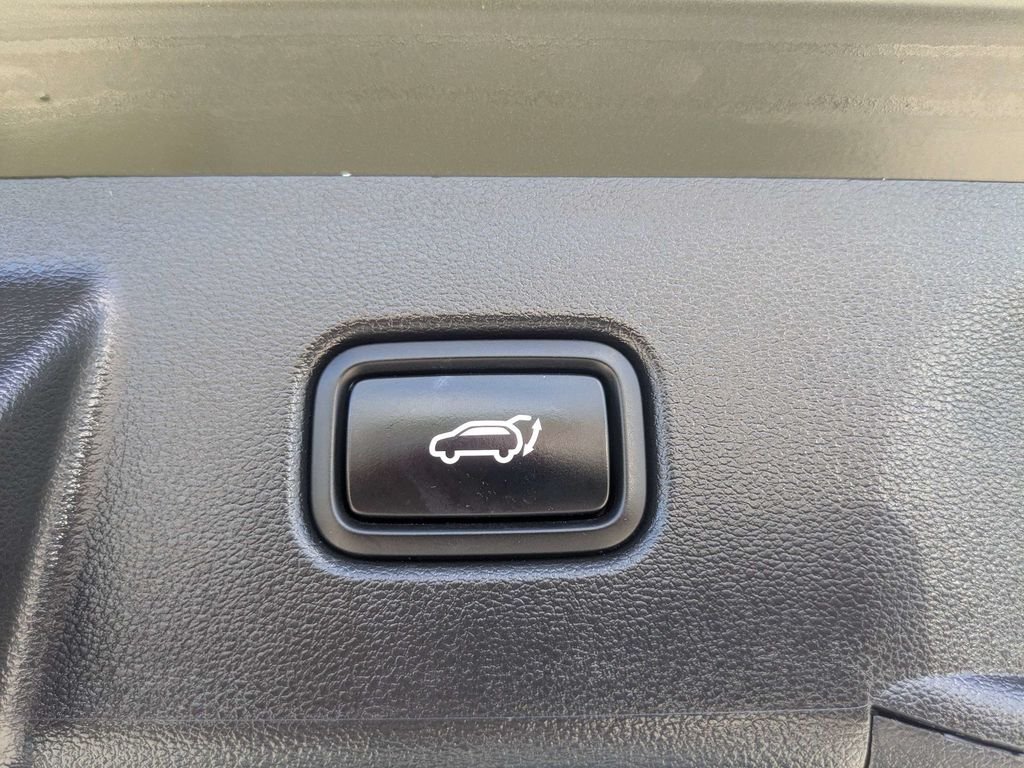 Used 2025 Green Hyundai SEL image 18