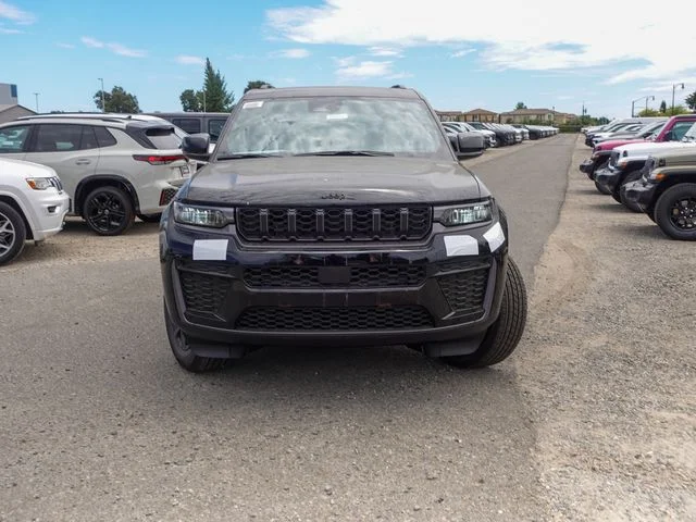 New 2026 Diamond Black Crystal Pearl-Coat Exterior Paint Jeep Altitude image 2
