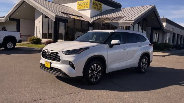 Used 2025 Beige Toyota XLE image 5