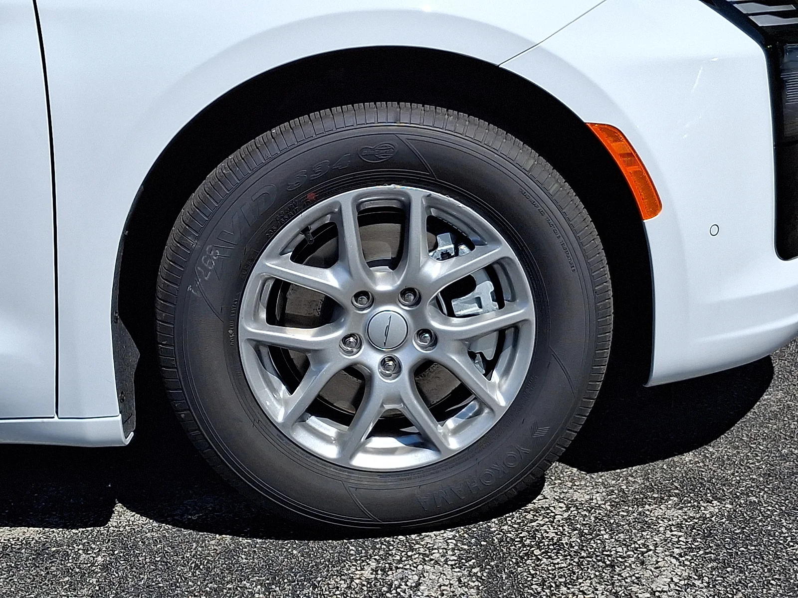 New 2027 Bright White Clear-Coat Exterior Paint Chrysler Select image 9