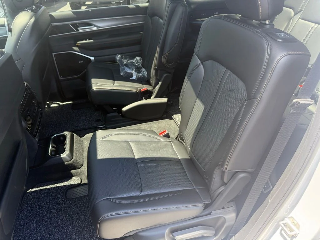 New 2026 Bright White Clear-Coat Exterior Paint Jeep  image 34